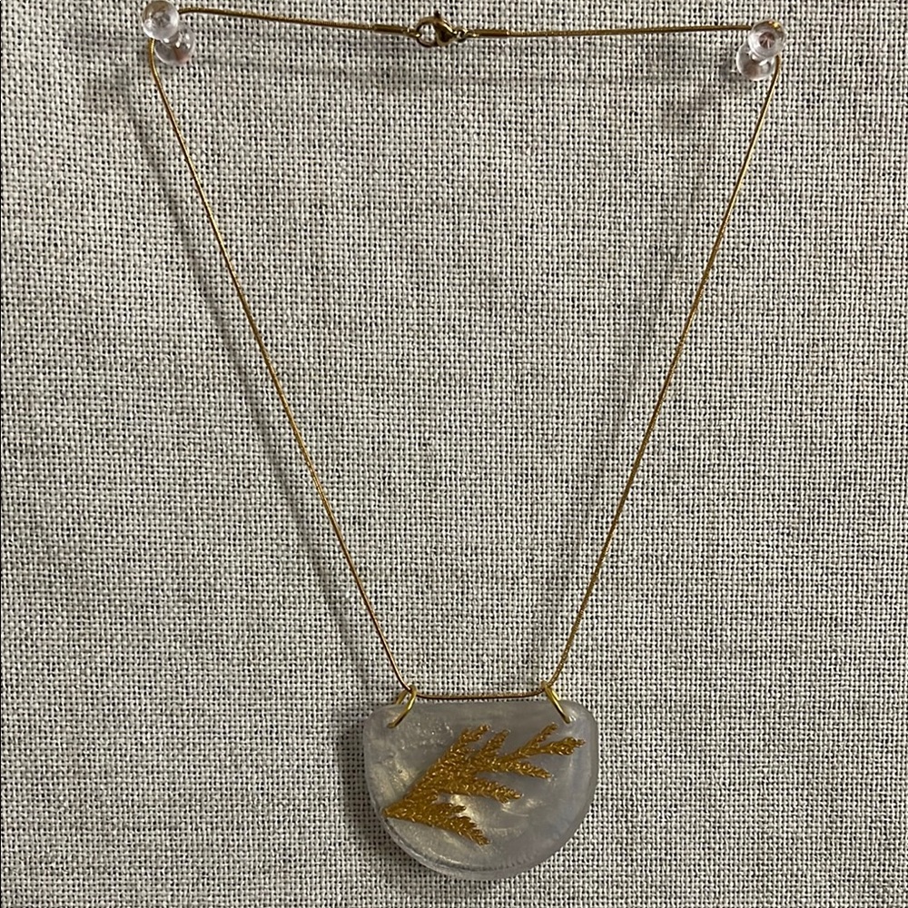 Elegant Gold and Clear Pendant Necklace